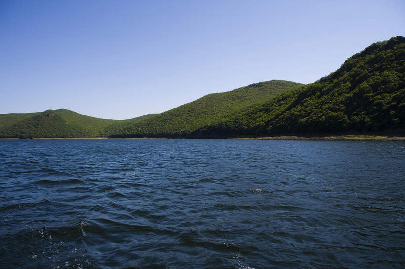 无人,横图,室外,白天,正面,旅游,度假,湖,湖泊,美景,山,山脉,树林,水,植物,中国,亚洲,阴影,波纹,光线,影子,湖面,景观,山峰,水流,水面,涟漪,山峦,娱乐,树,树木,蓝色,绿色,蓝天,水纹,天空,阳光,自然,波浪,湖水,群山,天,享受,休闲,景色,放松,生长,晴朗,成长,黑,自然风光,东亚,黑龙江,黑龙江省,万里无云,中华人民共和国,水晕,东北地区,牡丹江,牡丹江市,晴空,晴空万里,彩图,镜泊湖,镜泊湖国家级风景名胜区,镜泊湖景区,镜泊湖世界地质公园,宁安,宁安市