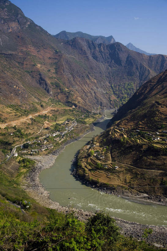 无人,竖图,俯视,室外,白天,旅游,度假,河流,美景,山,山脉,树林,水,植物,丽江,中国,亚洲,阴影,曲折,弯曲,光线,影子,河水,景观,山峰,水流,山峦,娱乐,云南,树,树木,蓝色,绿色,蓝天,天空,阳光,自然,群山,天,享受,休闲,景色,放松,蜿蜒,四川省,生长,晴朗,成长,自然风光,东亚,凉山彝族自治州,四川,盐源县,泸沽湖,凉山,云南省,万里无云,中华人民共和国,西南地区,川,滇,丽江市,凉山州,晴空,晴空万里,彩图,高角度拍摄,左所海,盐源,宁蒗彝族自治县,宁蒗县,鲁窟海子,亮海