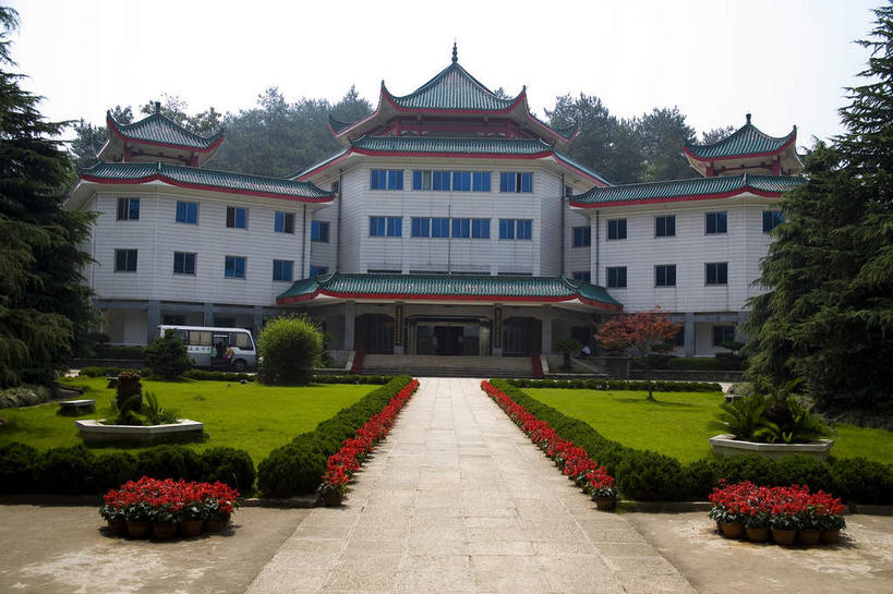 无人,图书馆,横图,室外,白天,仰视,旅游,度假,草地,树林,植物,窗户,门,标志建筑,道路,地标,建筑,路,中国,亚洲,一排,许多,阴影,整齐,盛开,光线,影子,墙,屋顶,小路,交通,很多,花蕾,顶棚,娱乐,建设,玻璃窗,墙壁,墙面,草,花,花瓣,花朵,鲜花,树,树木,排列,红色,绿色,天空,阳光,自然,门框,天,花苞,花蕊,享受,休闲,旅游胜地,放松,生长,成长,队列,东亚,浏览室,湖南,湖南省,韶山,中华人民共和国,华中地区,湘,湘潭,湘潭市,彩图,低角度拍摄,书库,图书库,韶山市,阅览室,韶山毛泽东图书馆