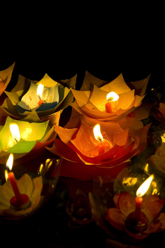 无人,竖图,俯视,室外,特写,夜晚,蜡烛,照明,一排,许多,阴影,黑色背景,节日,整齐,光线,彩灯,火焰,影子,烛光,灯光,很多,燃烧,文化,灯,排列,灯具,点燃,祈祷,健康,许愿,宗教,花灯,信仰,纪念,堆,祈求,照亮,照明设备,队列,平安,彩图,高角度拍摄,莲花灯