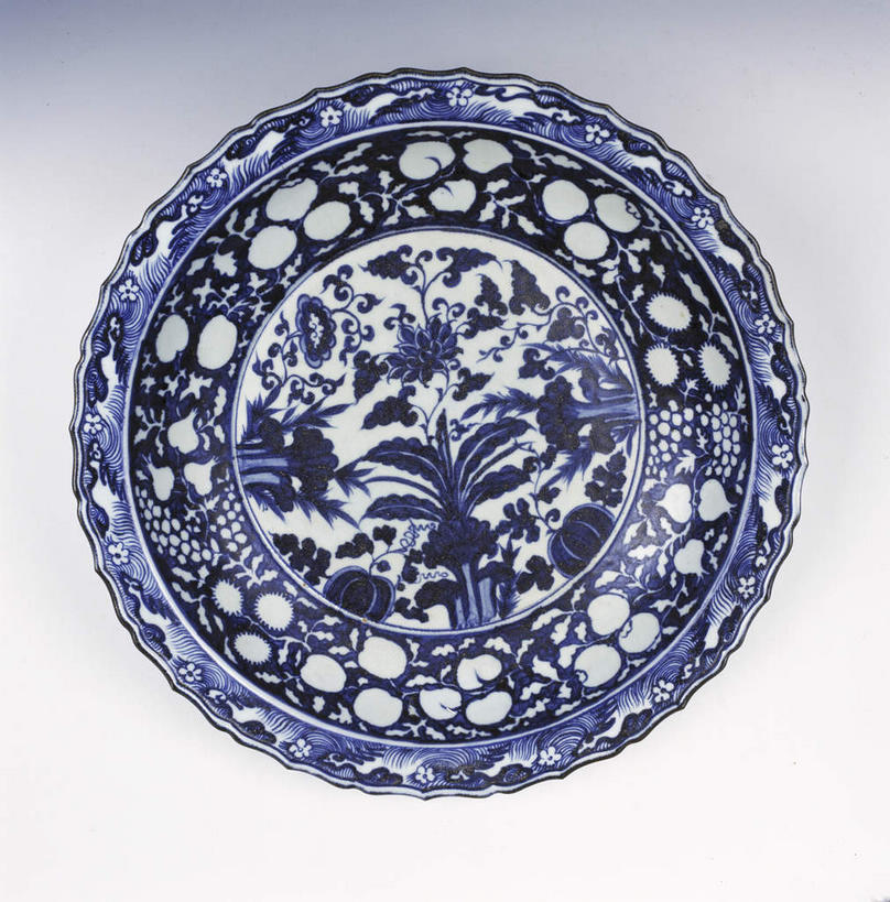 无人,竖图,俯视,室内,特写,白天,桌面,桌子,静物,餐具,灰色背景,艺术,纹路,瓷器,碟子,盘,纹理,手工艺品,文化,传统,一个,盘子,工艺品,碟,摄影,影棚,单个,青花瓷,高雅,摄影棚,肌理,自信心,品位,磁器,白地青花瓷,青花,彩图,高角度拍摄,影棚拍摄,拍摄