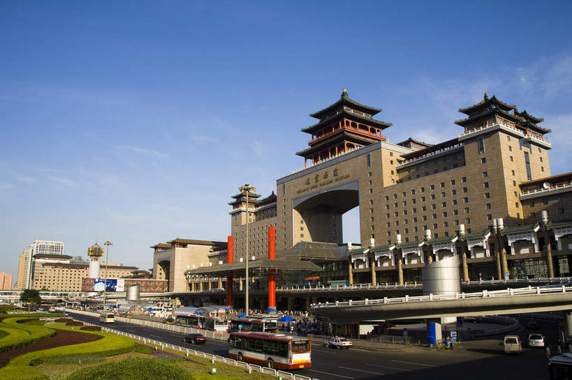 无人,家,火车站,横图,室外,白天,仰视,旅游,度假,植物,窗户,标志建筑,大桥,道路,地标,建筑,路,路灯,桥梁,公路,车站,照明,北京,中国,亚洲,一排,许多,阴影,整齐,并列,并排,光线,瓦片,影子,房屋,屋檐,屋子,云,云朵,高架,拱门,桥,灯光,分界线,停车线,站台,交通,首都,很多,云彩,娱乐,建设,楼房,月台,檐,玻璃窗,住宅,灯,树,树木,排列,蓝色,绿色,白云,蓝天,天空,阳光,自然,天,享受,休闲,旅游胜地,放松,生长,晴朗,成长,车行道,车行道分界线,照亮,照明设备,队列,标线,平行,高架桥,东亚,车行线,高架道路,跨线桥,中华人民共和国,北京市,京,北平,华北地区,丰台区,晴空,马路,彩图,低角度拍摄,房子,铁路车站,铁路站,西客站,北京西客站,北京西站