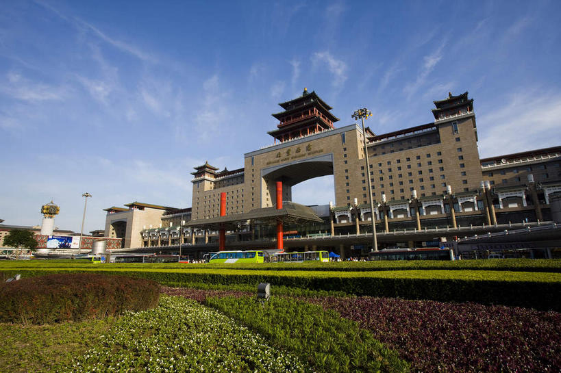 无人,火车站,横图,室外,白天,仰视,旅游,度假,树林,植物,窗户,标志建筑,道路,地标,建筑,路,路灯,公路,车站,汽车,照明,北京,中国,亚洲,一排,许多,阴影,整齐,光线,英文,标志,文字,影子,柱子,字符,字母,墙,云,云朵,灯光,站台,交通,首都,很多,云彩,娱乐,标识,建设,月台,玻璃窗,墙壁,墙面,车,灯,树,树木,排列,蓝色,绿色,白云,蓝天,天空,阳光,自然,交通工具,轿车,天,享受,休闲,汉字,旅游胜地,放松,生长,晴朗,成长,英文字母,照亮,照明设备,队列,中文,载具,东亚,中华人民共和国,北京市,京,北平,华北地区,国文,华文,丰台区,晴空,马路,彩图,低角度拍摄,铁路车站,铁路站,西客站,北京西客站,北京西站