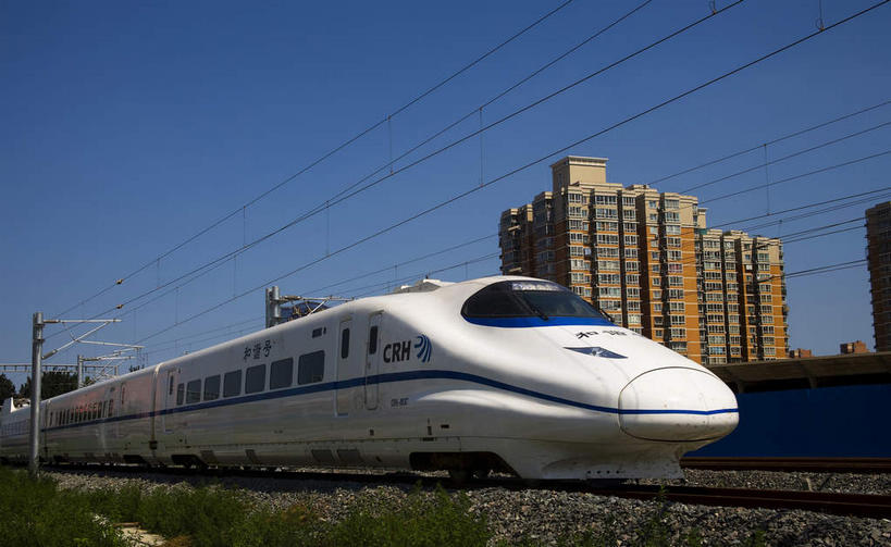 无人,高楼大厦,横图,室外,白天,仰视,度假,美景,树林,植物,城市风光,城市,大厦,建筑,路,摩天大楼,铁路,北京,中国,亚洲,阴影,电力,光线,标志,电线,电线杆,文字,线,影子,字符,房屋,屋子,景观,公寓,电能,轨道,交通,铁轨,首都,线路,娱乐,标识,楼房,住宅,车,树,树木,蓝色,绿色,白色,蓝天,天空,阳光,自然,交通工具,天,一列,享受,休闲,汉字,景色,放松,运输,生长,晴朗,成长,电,电源,中文,载具,能量,动车,东亚,万里无云,中华人民共和国,北京市,京,北平,华北地区,国文,华文,晴空,晴空万里,彩图,低角度拍摄,房子,大楼,高层建筑,高楼,摩天楼,北京南站