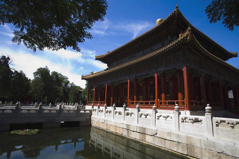 无人,寺庙,栏杆,横图,室外,白天,正面,旅游,度假,湖,湖泊,名胜古迹,水,植物,标志建筑,地标,建筑,北京,孔庙,中国,亚洲,阴影,节日,遗迹,光线,瓦片,影子,柱子,屋檐,湖面,水流,水面,云,云朵,围栏,首都,燃烧,云彩,古迹,文化,文物,娱乐,建设,古建筑,护栏,檐,树,树木,红色,蓝色,绿色,白云,倒影,蓝天,天空,阳光,自然,香火,庙宇,湖水,天,祈祷,享受,休闲,健康,旅游胜地,放松,许愿,宗教,信仰,生长,晴朗,成长,纪念,祈求,倒映,古文明,东亚,中华人民共和国,东城区,北京市,京,北平,华北地区,反照,平安,晴空,彩图,庙,寺,安定门,国子监街,北京孔庙