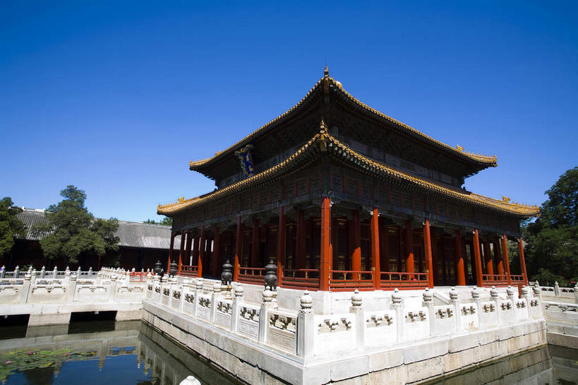 无人,寺庙,栏杆,横图,室外,白天,正面,旅游,度假,湖,湖泊,名胜古迹,水,植物,标志建筑,地标,建筑,北京,孔庙,中国,亚洲,阴影,节日,遗迹,光线,瓦片,影子,柱子,屋檐,湖面,水流,水面,云,云朵,围栏,首都,燃烧,云彩,古迹,文化,文物,娱乐,建设,古建筑,护栏,檐,树,树木,红色,蓝色,绿色,白云,倒影,蓝天,天空,阳光,自然,香火,庙宇,湖水,天,祈祷,享受,休闲,健康,旅游胜地,放松,许愿,宗教,信仰,生长,晴朗,成长,纪念,祈求,倒映,古文明,东亚,中华人民共和国,东城区,北京市,京,北平,华北地区,反照,平安,晴空,彩图,庙,寺,安定门,国子监街,北京孔庙