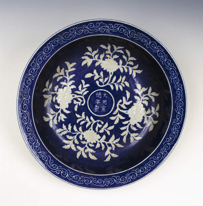 无人,竖图,俯视,室内,特写,白天,桌面,桌子,静物,餐具,灰色背景,艺术,纹路,瓷器,碟子,盘,纹理,手工艺品,文化,传统,一个,盘子,工艺品,碟,摄影,影棚,单个,青花瓷,高雅,摄影棚,肌理,自信心,品位,磁器,白地青花瓷,青花,彩图,高角度拍摄,影棚拍摄,拍摄