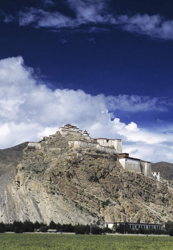 无人,竖图,室外,白天,仰视,旅游,度假,草地,草坪,石头,名胜古迹,山,山脉,植物,标志建筑,地标,建筑,中国,亚洲,阴影,遗迹,光线,石子,瓦片,影子,堡垒,城堡,屋顶,屋檐,山峰,悬崖,云,云朵,山峦,云彩,顶棚,古迹,文物,娱乐,建设,古建筑,西藏,檐,草,蓝色,绿色,白云,蓝天,天空,阳光,群山,天,享受,休闲,旅游胜地,放松,晴朗,要塞,藏,古文明,东亚,西藏自治区,日喀则,日喀则市,中华人民共和国,西南地区,绝壁,设防,江孜,江孜县,石块,岩石,晴空,彩图,低角度拍摄