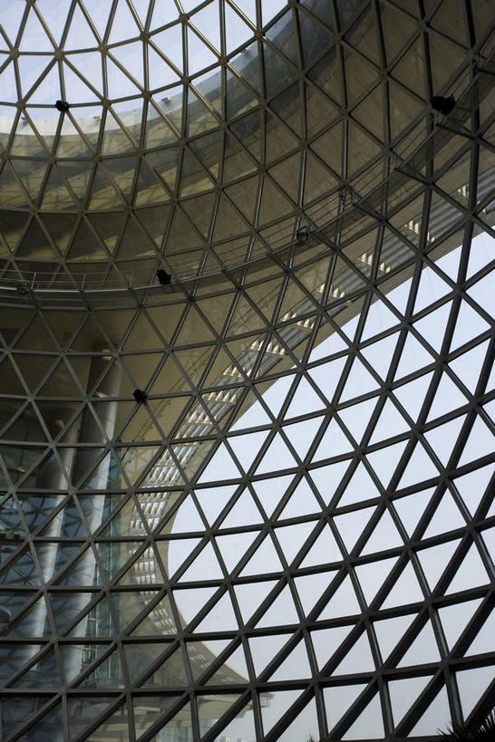 无人,竖图,室内,白天,仰视,旅游,度假,技术,窗户,落地窗,标志建筑,地标,建筑,上海,中国,亚洲,一排,许多,研究,整齐,并列,并排,科学,三角形,图形,很多,几何,教育,娱乐,建设,浦东,玻璃窗,排列,享受,休闲,旅游胜地,放松,上海科技馆,展览,申,队列,数学,欣赏,科技馆,平行,陈列,玻璃幕墙,浦东新区,世纪大道,东亚,上海市,中华人民共和国,沪,华东地区,彩图,低角度拍摄,几何图形,科学技术馆