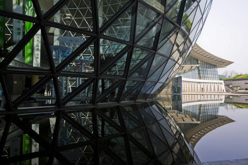 无人,横图,室外,白天,正面,旅游,度假,技术,窗户,落地窗,标志建筑,地标,建筑,上海,中国,亚洲,一排,许多,阴影,研究,整齐,并列,并排,光线,科学,三角形,图形,影子,池塘,水池,很多,几何,教育,娱乐,建设,浦东,玻璃窗,排列,蓝色,倒影,蓝天,天空,阳光,天,享受,休闲,旅游胜地,放松,上海科技馆,晴朗,展览,申,倒映,队列,数学,欣赏,科技馆,平行,陈列,玻璃幕墙,浦东新区,世纪大道,东亚,上海市,万里无云,中华人民共和国,沪,华东地区,反照,晴空,晴空万里,彩图,几何图形,科学技术馆