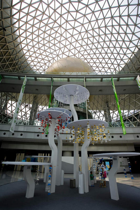 无人,栏杆,竖图,室内,白天,仰视,旅游,度假,技术,名胜古迹,窗户,标志建筑,地标,建筑,雕塑,上海,中国,亚洲,一排,研究,遗迹,艺术,整齐,装饰,并列,并排,科学,雕刻,雕像,三角形,图形,天窗,围栏,几何,教育,古迹,文物,娱乐,建设,古建筑,浦东,护栏,玻璃窗,排列,工艺品,享受,休闲,旅游胜地,放松,上海科技馆,纪念,展览,美术,申,队列,数学,欣赏,科技馆,主题,平行,陈列,浦东新区,世纪大道,古文明,东亚,上海市,中华人民共和国,沪,华东地区,功能,美学,彩图,低角度拍摄,几何图形,科学技术馆