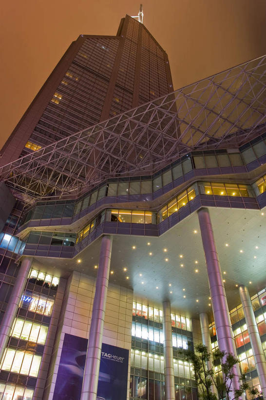 无人,高楼大厦,竖图,室外,夜晚,仰视,旅游,度假,植物,窗户,落地窗,标志建筑,大厦,地标,建筑,摩天大楼,夜景,上海,中国,亚洲,一排,许多,阴影,整齐,并列,并排,光线,盆栽,瓦片,影子,柱子,屋檐,灯光,盆景,很多,娱乐,建设,檐,玻璃窗,排列,绿色,自然,南京路,享受,休闲,旅游胜地,放松,南京路步行街,南京东路,生长,成长,申,队列,平行,玻璃幕墙,黄浦区,东亚,上海市,中华人民共和国,沪,华东地区,彩图,低角度拍摄,大楼,高层建筑,高楼,摩天楼,上海世茂国际广场,世贸国际广场