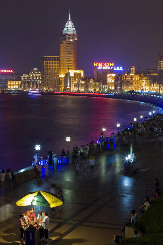 东方人,高楼大厦,站,坐,竖图,俯视,彩色,室外,夜晚,度假,河流,美景,水,城市风光,城市,大厦,道路,建筑,路,路灯,摩天大楼,霓虹灯,上海,中国,亚洲,一排,许多,行人,游客,游人,阴影,服装,整齐,光线,英文,标志,伞,文字,影子,雨伞,遮阳伞,字符,字母,河水,景观,水流,小路,灯光,七彩,交通,很多,许多人,注视,休闲装,黄种人,娱乐,光源,标识,阳伞,黄浦江,浦东,霓虹,路人,旅客,灯,排列,衣服,倒影,观察,看,站着,一群人,享受,休闲,休闲服,景色,放松,服饰,观看,英文字母,申,察看,倒映,太阳伞,照明设备,队列,关注,黄浦区,浦东新区,东亚,上海市,光明大厦,中华人民共和国,沪,华东地区,氖灯,反照,过客,男人,男性,年轻男性,年轻女性,女人,女性,亚洲人,站立,坐着,半身,彩图,高角度拍摄,大楼,高层建筑,高楼,摩天楼,春申江,金陵东路