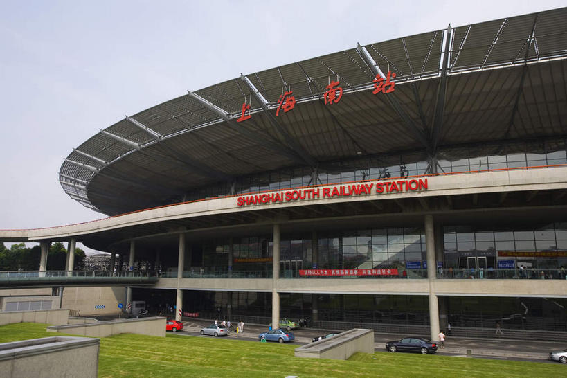 无人,火车站,横图,室外,白天,仰视,旅游,度假,草地,草坪,植物,窗户,标志建筑,道路,地标,建筑,路,公路,车站,汽车,上海,中国,亚洲,一排,许多,阴影,整齐,光线,英文,标志,文字,影子,柱子,字符,字母,墙,站台,交通,很多,娱乐,标识,建设,月台,玻璃窗,墙壁,墙面,车,草,排列,红色,蓝色,绿色,蓝天,天空,阳光,交通工具,轿车,天,享受,休闲,汉字,旅游胜地,放松,晴朗,英文字母,申,队列,中文,载具,东亚,徐汇区,上海南站,上海市,万里无云,中华人民共和国,沪,华东地区,国文,华文,晴空,晴空万里,马路,彩图,低角度拍摄,铁路车站,铁路站,上海火车南站