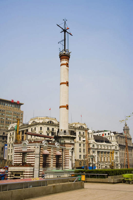 无人,家,高楼大厦,栏杆,竖图,室外,白天,仰视,旅游,度假,办公楼,植物,窗户,标志建筑,大厦,道路,地标,建筑,路,摩天大楼,写字楼,上海,中国,亚洲,许多,阴影,光线,影子,房屋,墙,屋子,公寓,围栏,小路,塔,交通,很多,娱乐,建设,洋房,护栏,楼房,玻璃窗,墙壁,墙面,住宅,树,树木,蓝色,绿色,蓝天,天空,阳光,自然,楼宇,天,享受,休闲,旅游胜地,商务楼,放松,生长,晴朗,成长,申,信号,无线电,信号塔,黄浦区,东亚,延安东路,外滩信号塔,上海市,万里无云,中华人民共和国,沪,华东地区,无线电技术,晴空,晴空万里,彩图,低角度拍摄,房子,大楼,高层建筑,高楼,摩天楼,基站,信号基站