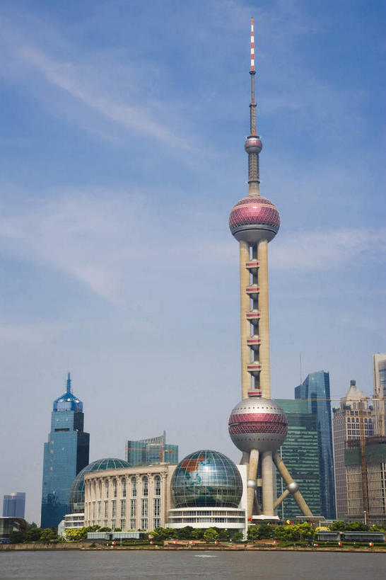 无人,高楼大厦,竖图,室外,白天,仰视,度假,河流,美景,树林,水,植物,城市风光,标志建筑,城市,大厦,道路,地标,建筑,路,摩天大楼,公路,上海,中国,亚洲,阴影,光线,影子,河水,景观,水流,云,云朵,塔,交通,云彩,娱乐,建设,东方明珠,浦东,树,树木,蓝色,绿色,白云,蓝天,天空,阳光,自然,天,享受,休闲,景色,放松,生长,晴朗,成长,申,电视塔,金融中心,陆家嘴,陆家嘴金融贸易区,浦东新区,东亚,东方明珠广播电视塔,东方明珠电视塔,滨江大道,上海国际会议中心,上海市,中华人民共和国,沪,华东地区,晴空,马路,彩图,低角度拍摄,大楼,高层建筑,高楼,摩天楼,东方明珠塔