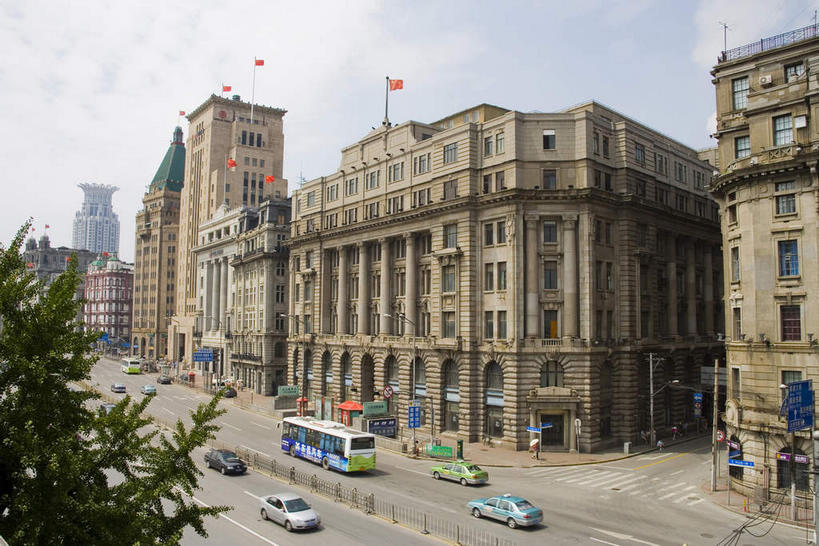 无人,高楼大厦,栏杆,横图,俯视,室外,白天,度假,美景,植物,窗户,门,城市风光,城市,大厦,道路,建筑,路,摩天大楼,公路,公共汽车,旗帜,上海,中国,亚洲,许多,吊挂,悬挂,阴影,光线,旗杆,影子,墙,景观,云,云朵,围栏,巴士,枝条,公交车,交通,很多,挂,云彩,娱乐,旗子,建设,黄浦江,护栏,玻璃窗,墙壁,墙面,车,树,树木,树枝,蓝色,绿色,白云,蓝天,天空,阳光,自然,门框,交通工具,轿车,外滩,天,享受,休闲,景色,放松,生长,晴朗,成长,申,载具,黄浦区,外滩中心,东亚,中国银行大楼,怡和洋行大楼,沙逊大厦,中山东一路,上海市,中华人民共和国,沪,华东地区,旗号,虬枝,枝杈,晴空,马路,彩图,高角度拍摄,大楼,高层建筑,高楼,摩天楼,黄埔滩,上海外滩,外黄埔滩,上海外滩中心,上海中国银行大楼,上海怡和洋行大楼