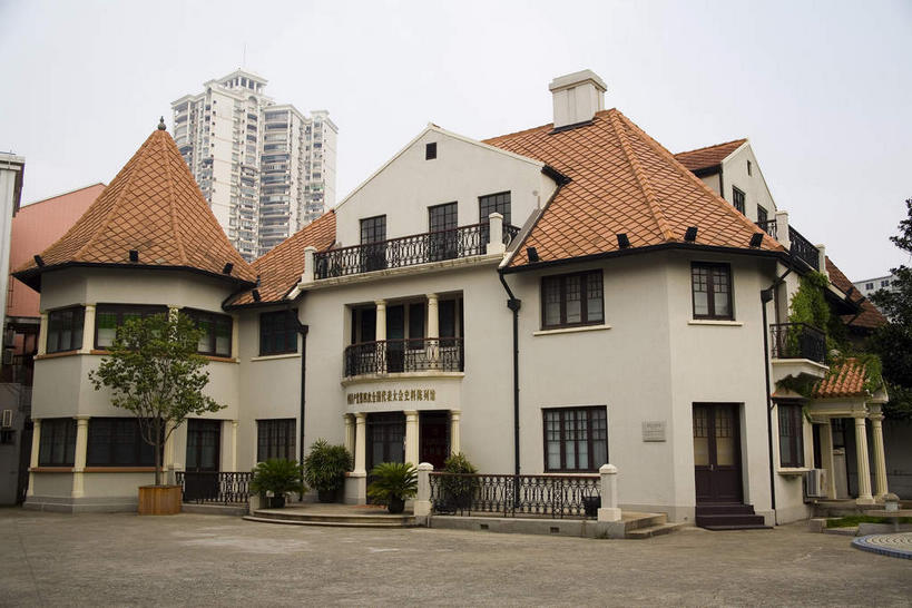 无人,家,高楼大厦,栏杆,露台,横图,室外,白天,仰视,旅游,度假,树林,植物,窗户,门,阳台,标志建筑,大厦,道路,地标,建筑,路,摩天大楼,公路,上海,中国,亚洲,阴影,光线,影子,房屋,墙,屋顶,屋子,围栏,交通,顶棚,娱乐,建设,虹口区,护栏,楼房,玻璃窗,墙壁,墙面,住宅,树,树木,绿色,天空,阳光,自然,门框,天,享受,休闲,旅游胜地,放松,生长,成长,申,东亚,多伦路,上海市,中华人民共和国,沪,华东地区,马路,彩图,低角度拍摄,房子,大楼,高层建筑,高楼,露天阳台,摩天楼,窦乐安路,多伦路文化街,上海多伦路文化名人街