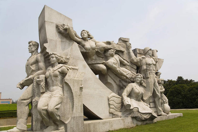 东方人,无人,站,横图,室外,白天,仰视,旅游,度假,草地,草坪,植物,标志建筑,地标,建筑,帽子,雕塑,上海,中国,亚洲,阴影,服装,艺术,装饰,光线,雕刻,雕像,影子,许多人,注视,黄种人,娱乐,建设,草,树,树木,衣服,蓝色,绿色,蓝天,天空,阳光,自然,工艺品,天,观察,看,站着,一群人,享受,休闲,墓地,旅游胜地,放松,服饰,生长,晴朗,成长,观看,纪念,美术,申,察看,坟墓,陵墓,衣着,穿着,关注,主题,陈列,坟场,东亚,徐汇区,上海市,龙华路,上海烈士陵园,万里无云,中华人民共和国,沪,华东地区,功能,美学,衣饰,龙华烈士陵园,男人,男性,年轻男性,年轻女性,女人,女性,亚洲人,晴空,晴空万里,站立,彩图,低角度拍摄,全身,上海龙华烈士陵园