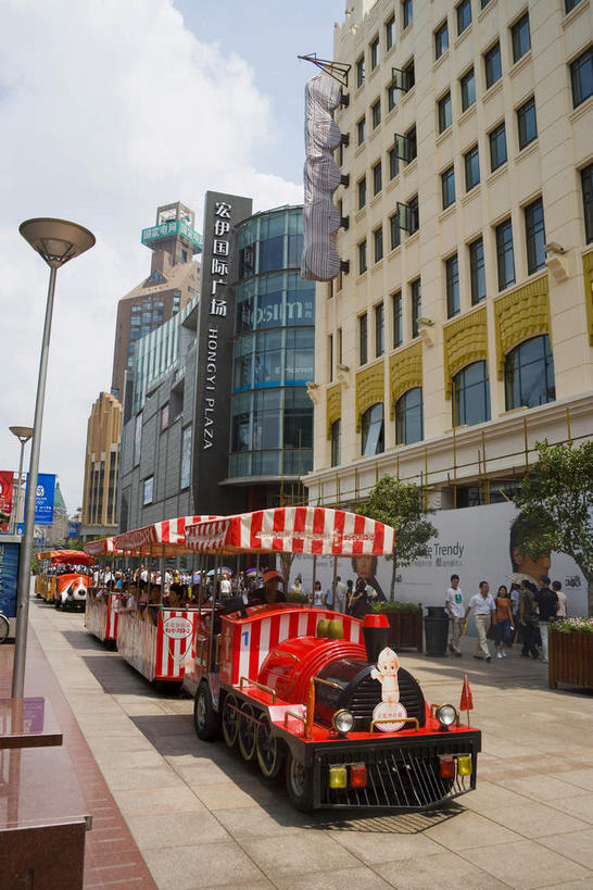 东方人,高楼大厦,走,竖图,室外,白天,仰视,度假,美景,城市风光,城市,大厦,道路,建筑,路,路灯,摩天大楼,汽车,观光车,照明,上海,中国,亚洲,一辆,许多,行人,阴影,服装,光线,英文,标志,文字,影子,字符,字母,景观,云,云朵,小路,灯光,交通,很多,许多人,云彩,注视,休闲装,黄种人,娱乐,标识,路人,车,灯,衣服,红色,蓝色,白云,蓝天,天空,阳光,交通工具,南京路,天,观察,看,一群人,享受,休闲,休闲服,汉字,景色,放松,服饰,南京路步行街,晴朗,观看,英文字母,照亮,申,察看,照明设备,关注,中文,载具,黄浦区,东亚,上海市,中华人民共和国,沪,华东地区,国文,华文,过客,男人,男性,年轻男性,年轻女性,女人,女性,亚洲人,晴空,步行,散步,走路,半身,彩图,低角度拍摄,大楼,高层建筑,高楼,摩天楼,旅游观光车