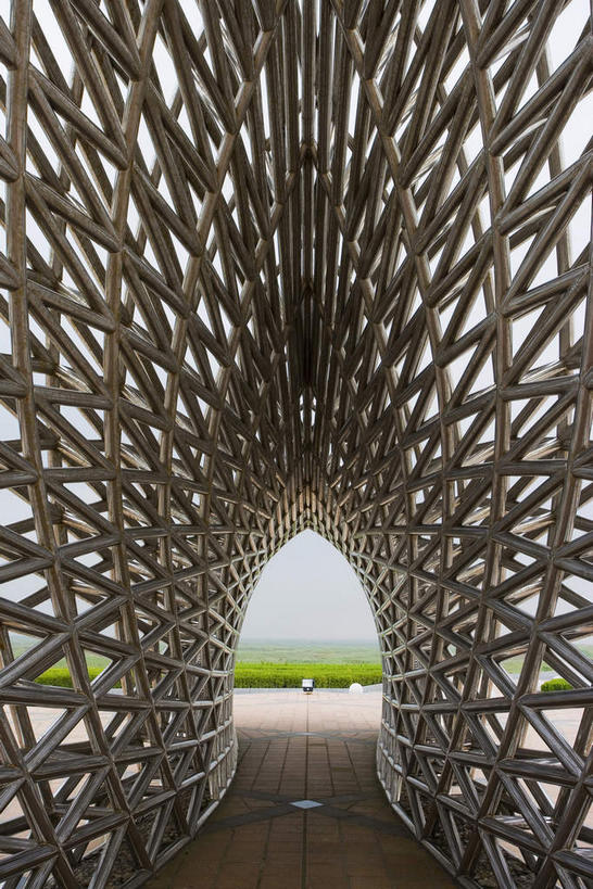 无人,竖图,室外,白天,仰视,旅游,度假,草地,草坪,植物,标志建筑,道路,地标,建筑,路,金属制品,雕塑,上海,中国,亚洲,艺术,装饰,金属,雕刻,雕像,乌云,云,阴天,云朵,小路,交通,云彩,娱乐,建设,浦东,架子,石板路,草,绿色,天空,工艺品,天,享受,休闲,旅游胜地,放松,庞大,纪念,临港新城,滴水湖,支撑,复杂,美术,固定,申,昏暗,阴沉,主题,陈列,浦东新区,东亚,上海市,南汇嘴观海公园,中华人民共和国,沪,华东地区,功能,美学,繁杂,彩图,低角度拍摄