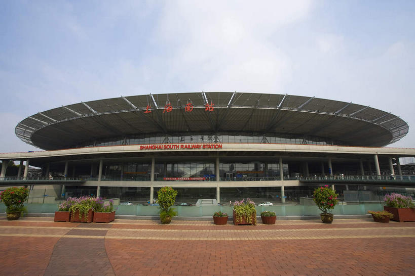 无人,火车站,横图,室外,白天,正面,旅游,度假,植物,窗户,落地窗,标志建筑,道路,地标,建筑,路,车站,上海,中国,亚洲,一排,许多,阴影,整齐,并列,并排,光线,盆栽,影子,云,云朵,小路,盆景,站台,交通,很多,云彩,娱乐,建设,江西,婺源,月台,玻璃窗,排列,蓝色,绿色,白云,倒影,蓝天,天空,阳光,自然,天,享受,休闲,旅游胜地,放松,生长,晴朗,成长,申,倒映,队列,平行,玻璃幕墙,东亚,徐汇区,上海南站,上海市,江西省,中华人民共和国,沪,华东地区,赣,婺源县,上饶,上饶市,反照,晴空,彩图,铁路车站,铁路站,上海火车南站