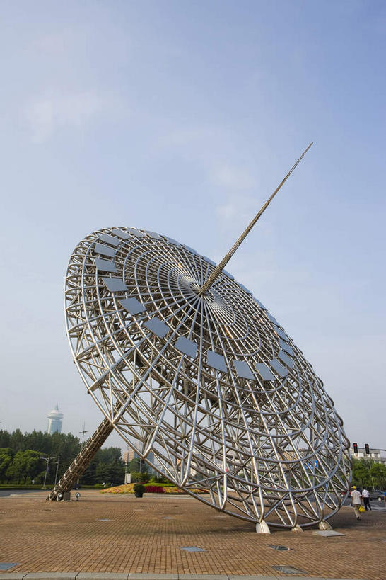 无人,竖图,室外,白天,仰视,旅游,度假,植物,标志建筑,道路,地标,建筑,路,金属制品,雕塑,上海,中国,亚洲,阴影,艺术,装饰,时间,光线,金属,雕刻,雕像,影子,云,云朵,小路,交通,计时,云彩,娱乐,建设,浦东,架子,树,树木,一个,蓝色,绿色,白云,蓝天,天空,阳光,自然,工艺品,天,享受,休闲,旅游胜地,放松,生长,晴朗,单个,成长,纪念,支撑,美术,固定,申,准确,主题,精准,陈列,浦东新区,世纪大道,世纪广场,日晷,东亚,上海市,中华人民共和国,沪,华东地区,功能,美学,日规,晴空,彩图,低角度拍摄,上海世纪广场,东方之光