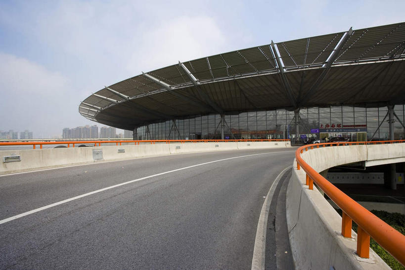 无人,栏杆,火车站,横图,室外,白天,正面,旅游,度假,窗户,落地窗,标志建筑,大桥,道路,地标,建筑,路,桥梁,公路,车站,上海,中国,亚洲,一排,许多,阴影,曲折,弯曲,整齐,并列,并排,光线,瓦片,影子,屋檐,云,云朵,高架,围栏,桥,分界线,停车线,站台,交通,很多,云彩,娱乐,建设,护栏,月台,檐,玻璃窗,排列,红色,蓝色,白云,倒影,蓝天,天空,阳光,天,享受,休闲,旅游胜地,放松,蜿蜒,晴朗,车行道,车行道分界线,申,倒映,队列,标线,平行,高架桥,玻璃幕墙,东亚,车行线,徐汇区,上海南站,上海市,高架道路,跨线桥,中华人民共和国,沪,华东地区,反照,晴空,马路,彩图,铁路车站,铁路站,上海火车南站