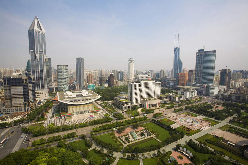 无人,高楼大厦,横图,俯视,航拍,室外,白天,旅游,度假,植物,窗户,落地窗,标志建筑,大厦,道路,地标,建筑,剧院,路,摩天大楼,上海,中国,亚洲,一排,许多,阴影,整齐,并列,并排,光线,影子,云,云朵,小路,交通,很多,云彩,娱乐,建设,玻璃窗,树,树木,排列,蓝色,绿色,白云,蓝天,天空,阳光,自然,人民广场,天,享受,休闲,旅游胜地,放松,上海大剧院,生长,晴朗,成长,申,鸟瞰,队列,平行,玻璃幕墙,黄浦区,明天广场,东亚,上海市,中华人民共和国,沪,华东地区,上海人民广场,晴空,彩图,高角度拍摄,大楼,高层建筑,高楼,剧场,摩天楼,黄陂北路