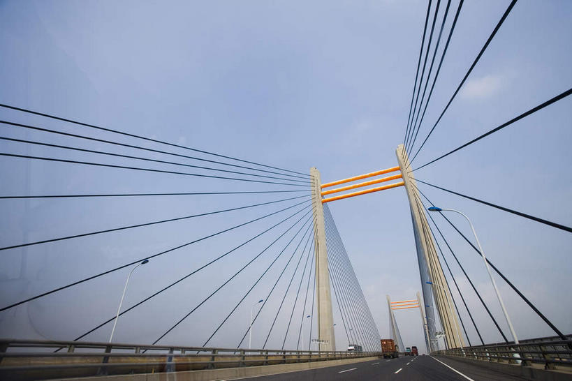 无人,栏杆,横图,室外,白天,仰视,度假,美景,城市风光,城市,大桥,道路,卡车,路,路灯,桥梁,公路,汽车,照明,上海,中国,亚洲,一辆,阴影,光线,影子,景观,云,云朵,围栏,斜拉桥,桥,灯光,分界线,停车线,交通,云彩,娱乐,跨海大桥,浦东,护栏,车,灯,红色,蓝色,白色,白云,蓝天,天空,阳光,交通工具,天,享受,休闲,景色,放松,晴朗,车行道,车行道分界线,照亮,申,照明设备,载具,标线,东海大桥,浦东新区,东亚,车行线,上海市,中华人民共和国,沪,华东地区,斜张桥,晴空,马路,彩图,低角度拍摄