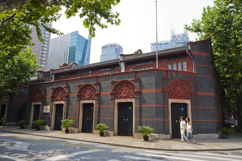 东方人,两个人,家,高楼大厦,走,横图,室外,白天,仰视,旅游,度假,树林,植物,窗户,门,标志建筑,大厦,道路,地标,建筑,路,路灯,摩天大楼,公路,照明,上海,中国,亚洲,一排,许多,行人,阴影,服装,整齐,光线,盆栽,影子,房屋,墙,屋子,灯光,盆景,交通,很多,注视,休闲装,黄种人,娱乐,建设,楼房,路人,玻璃窗,墙壁,墙面,住宅,灯,树,树木,排列,衣服,绿色,天空,阳光,自然,门框,天,观察,看,享受,休闲,休闲服,旅游胜地,放松,服饰,生长,成长,观看,照亮,申,察看,照明设备,队列,关注,黄浦区,东亚,黄陂南路,中共一大会址,上海市,中华人民共和国,沪,华东地区,过客,男人,男性,年轻男性,年轻女性,女人,女性,亚洲人,马路,步行,散步,走路,彩图,低角度拍摄,全身,房子,大楼,高层建筑,高楼,摩天楼,中国共产党第一次全国代表大会会址