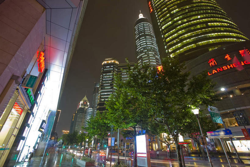 无人,高楼大厦,商店,横图,彩色,室外,夜晚,仰视,度假,美景,树林,植物,窗户,城市风光,城市,大厦,道路,建筑,路,路灯,摩天大楼,霓虹灯,指示牌,公路,上海,中国,亚洲,许多,阴影,光线,英文,标志,路标,文字,影子,字符,字母,墙,景观,灯光,七彩,交通,很多,娱乐,光源,标识,建设,商铺,霓虹,路牌,玻璃窗,墙壁,墙面,灯,树,树木,红色,绿色,自然,享受,休闲,汉字,景色,放松,生长,成长,英文字母,淮海路,申,照明设备,中文,黄浦区,东亚,淮海中路,上海市,中华人民共和国,沪,华东地区,氖灯,国文,华文,市肆,商号,马路,彩图,低角度拍摄,大楼,店铺,高层建筑,高楼,摩天楼,兰生大厦
