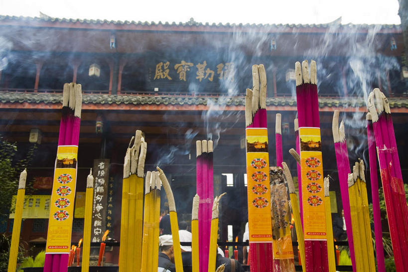 无人,寺庙,横图,室外,白天,仰视,旅游,度假,名胜古迹,标志建筑,地标,建筑,蜡烛,雕塑,峨眉山,中国,亚洲,一块,许多,吊挂,悬挂,阴影,节日,遗迹,艺术,装饰,光线,标志,雕刻,牌匾,瓦片,文字,影子,柱子,字符,屋檐,烟雾,很多,挂,古迹,文化,文物,娱乐,标识,建设,古建筑,檐,佛香,黄色,红色,紫色,天空,阳光,香烛,工艺品,庙宇,天,祈祷,享受,休闲,健康,汉字,旅游胜地,放松,许愿,宗教,佛教,信仰,四川省,烧香,纪念,祈求,美术,中文,主题,陈列,古文明,东亚,四川,中华人民共和国,西南地区,功能,美学,国文,华文,川,释教,平安,彩图,低角度拍摄,庙,寺,峨眉,峨眉山市,尼姑庵,卧云庵
