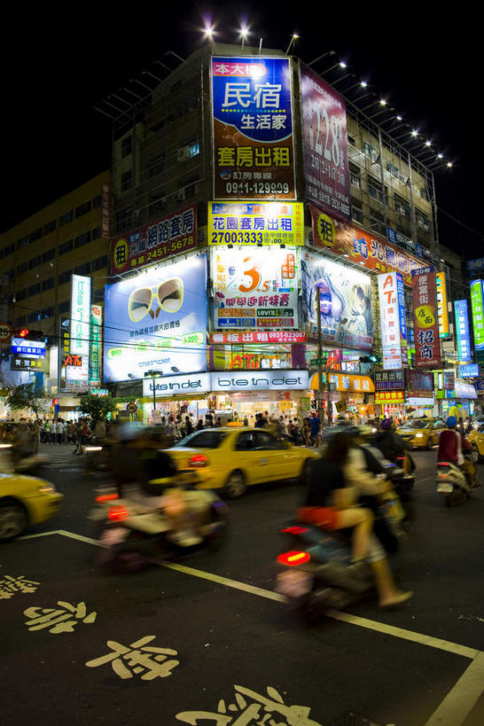 东方人,商店,坐,走,竖图,室外,夜晚,仰视,购物,度假,消费,美景,树林,植物,城市风光,超市,城市,道路,路,路灯,商场,公路,摩托车,照明,台湾,中国,亚洲,一排,许多,行人,阴影,服装,朦胧,模糊,整齐,电力,光线,信息,英文,标志,电线,数字,文字,线,影子,字符,字母,景观,灯光,分界线,电能,停车线,交通,很多,许多人,线路,注视,休闲装,黄种人,娱乐,标识,海报,路人,广告,车,灯,树,树木,排列,骑,衣服,绿色,白色,自然,交通工具,轿车,观察,看,一群人,骑车,享受,休闲,休闲服,汉字,景色,放松,金融,百货,阿拉伯数字,服饰,生长,成长,观看,英文字母,电,车行道,车行道分界线,电源,电源线,照亮,察看,照明设备,队列,关注,中文,载具,标线,能量,宣传,选购,贸易,百货公司,东亚,车行线,港澳台,中华人民共和国,血拼,国文,华文,台湾省,台中,台中市,过客,男人,男性,年轻男性,年轻女性,女人,女性,亚洲人,马路,步行,散步,走路,坐着,半身,彩图,低角度拍摄,购物商场,购物中心,商业中心,招贴,台,东海别墅商圈,东海别墅夜市,东海商圈,东海夜市