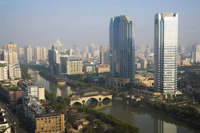 无人,家,高楼大厦,横图,俯视,航拍,室外,白天,旅游,度假,河流,树林,水,植物,窗户,落地窗,标志建筑,大桥,大厦,道路,地标,建筑,路,摩天大楼,桥梁,公路,中国,亚洲,一排,许多,阴影,整齐,并列,并排,光线,影子,房屋,屋子,河水,水流,公寓,桥,交通,很多,娱乐,建设,洋房,楼房,玻璃窗,住宅,树,树木,排列,蓝色,绿色,倒影,蓝天,天空,阳光,自然,天,享受,休闲,旅游胜地,放松,四川省,生长,晴朗,成长,倒映,鸟瞰,队列,平行,玻璃幕墙,东亚,四川,成都,成都市,跨线桥,万里无云,中华人民共和国,省会,西南地区,川,反照,晴空,晴空万里,马路,彩图,高角度拍摄,房子,大楼,高层建筑,高楼,摩天楼,锦江区,安顺桥