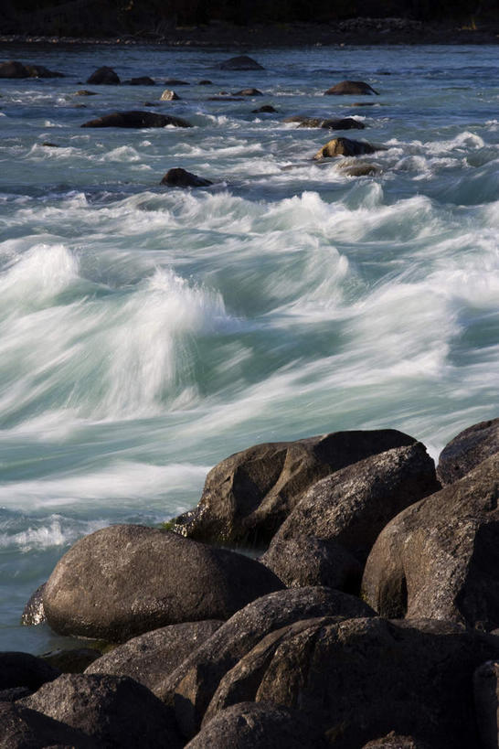 无人,竖图,俯视,室外,白天,旅游,度假,河流,礁石,石头,美景,水,中国,亚洲,阴影,飞溅,溅,光线,石子,液体,影子,河水,景观,水滴,水流,娱乐,水珠,阳光,自然,享受,休闲,景色,放松,喷洒,自然风光,东亚,新疆,阿勒泰地区,布尔津县,伊犁,中华人民共和国,新疆维吾尔自治区,西北地区,阿勒泰,阿勒泰市,伊犁哈萨克自治州,礁,石块,岩石,彩图,高角度拍摄,布尔津,哈巴河,哈巴河县,喀纳斯综合自然景观保护区,新