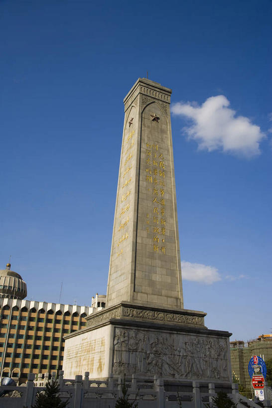 无人,家,竖图,室外,白天,仰视,旅游,度假,绘画,植物,标志建筑,地标,建筑,雕塑,中国,亚洲,阴影,艺术,装饰,光线,纹路,雕刻,雕像,浮雕,纹理,影子,柱子,房屋,屋子,云,云朵,云彩,文化,娱乐,建设,楼房,住宅,树,树木,蓝色,绿色,白云,蓝天,天空,阳光,自然,工艺品,天,享受,休闲,旅游胜地,放松,生长,晴朗,成长,纪念,美术,主题,陈列,东亚,乌鲁木齐,新疆,肌理,首府,中华人民共和国,功能,美学,乌鲁木齐市,新疆维吾尔自治区,西北地区,晴空,画画,彩图,低角度拍摄,房子,新,沙依巴克区,乌鲁木齐人民公园,西公园