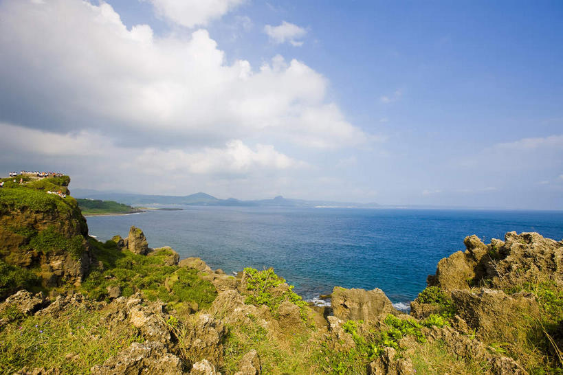 无人,横图,室外,白天,正面,旅游,度假,草地,草坪,海浪,海洋,礁石,石头,美景,植物,台湾,中国,亚洲,阴影,光线,石子,影子,景观,浪花,水平线,云,云朵,辽阔,海平线,云彩,娱乐,草,蓝色,绿色,白云,蓝天,天空,阳光,自然,海水,天,享受,休闲,广阔,景色,放松,晴朗,一望无际,自然风光,海景,东亚,垦丁国家公园,屏东县,港澳台,中华人民共和国,台湾省,无边无际,一马平川,大海,风浪,海,海水的波动,礁,近岸浪,石块,岩石,涌浪,晴空,彩图,屏,屏东,屏县,恒春半岛,珊瑚礁岛,水天相接,水天一线,台