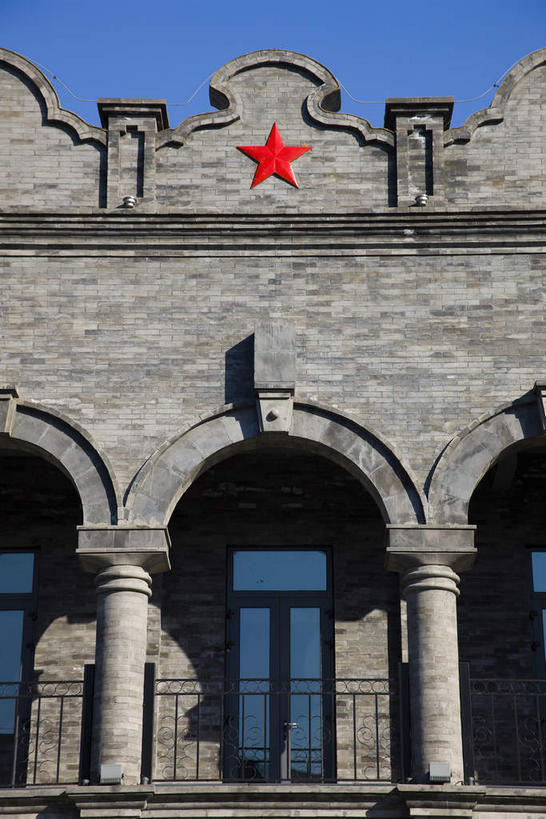 无人,竖图,室外,白天,仰视,旅游,度假,建材,名胜古迹,标志建筑,地标,建筑,北京,中国,亚洲,阴影,遗迹,光线,纹路,材料,纹理,影子,柱子,砖,砖块,墙,星星,首都,古迹,文物,娱乐,建设,城墙,古建筑,墙壁,墙面,一个,红色,蓝色,蓝天,天空,阳光,天,享受,休闲,星形,砖头,旅游胜地,放松,建造,城楼,晴朗,单个,坚硬,防御,五角形,古文明,东亚,万里无云,肌理,中华人民共和国,北京市,京,北平,华北地区,西城区,门楼,坚固,石料,晴空,晴空万里,五角星,彩图,低角度拍摄,砌墙砖,大栅栏,大栅栏街