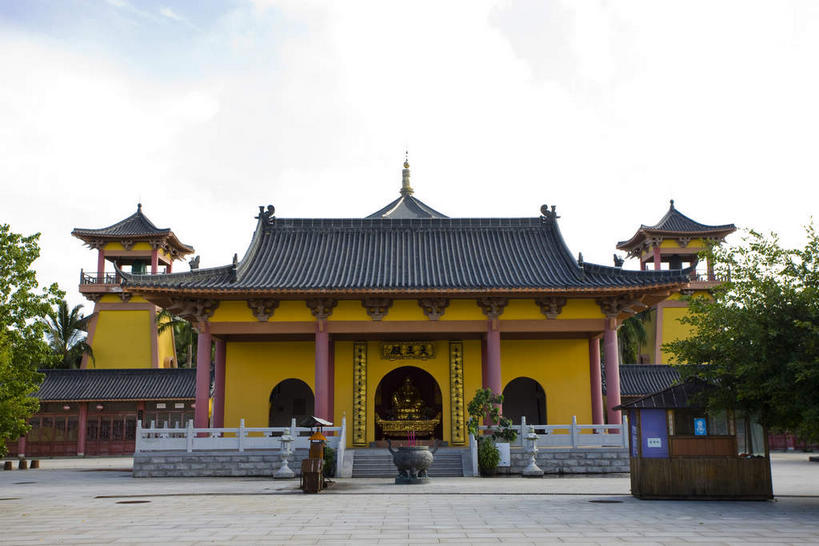 无人,寺庙,栏杆,横图,室外,白天,正面,旅游,度假,名胜古迹,植物,标志建筑,道路,地标,建筑,路,中国,亚洲,阴影,节日,遗迹,光线,瓦片,影子,柱子,屋顶,屋檐,云,云朵,围栏,小路,交通,燃烧,云彩,顶棚,古迹,文化,文物,娱乐,建设,古建筑,护栏,檐,树,树木,海南,蓝色,绿色,白云,蓝天,天空,阳光,自然,香火,庙宇,天,祈祷,享受,休闲,健康,旅游胜地,放松,许愿,宗教,海南省,信仰,生长,晴朗,成长,纪念,祈求,古文明,东亚,中华人民共和国,华南地区,琼,平安,晴空,彩图,庙,寺,博鳌,博鳌镇,琼东,琼海,琼海市,博鳌禅寺