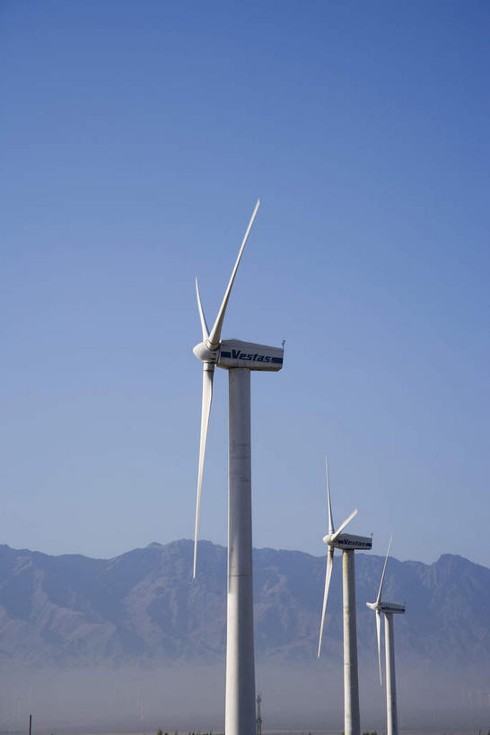 面食,无人,竖图,室外,白天,仰视,旅游,度假,烹饪,西餐,农业,风能,风力发电机,美景,山,山脉,雾,风车,中国,亚洲,阴影,环保,朦胧,模糊,电力,光线,影子,景观,山峰,料理,食品,面点,山峦,娱乐,设备,菜肴,美食,食物,三个,蓝色,蓝天,天空,阳光,自然,群山,天,享受,休闲,发电,机械,景色,放松,西式,工业,佳肴,能源,晴朗,派,迷雾,资源,风力机,自然风光,利用,低碳,东亚,乌鲁木齐,新疆,万里无云,首府,中华人民共和国,乌鲁木齐市,新疆维吾尔自治区,西北地区,风力发电,风力涡轮机,大雾,晴空,晴空万里,彩图,低角度拍摄,新,达坂城,达坂城区