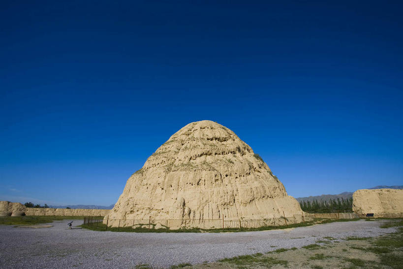 无人,横图,室外,白天,正面,旅游,度假,草地,草坪,名胜古迹,植物,标志建筑,地标,建筑,中国,亚洲,阴影,遗迹,光线,影子,古迹,文物,娱乐,建设,古建筑,草,蓝色,绿色,蓝天,天空,阳光,天,享受,休闲,墓地,旅游胜地,放松,晴朗,坟墓,陵墓,坟场,古文明,东亚,宁夏,西夏王陵,银川,万里无云,首府,中华人民共和国,西北地区,银川市,宁夏回族自治区,宁,晴空,晴空万里,彩图,贺兰山,西夏帝陵