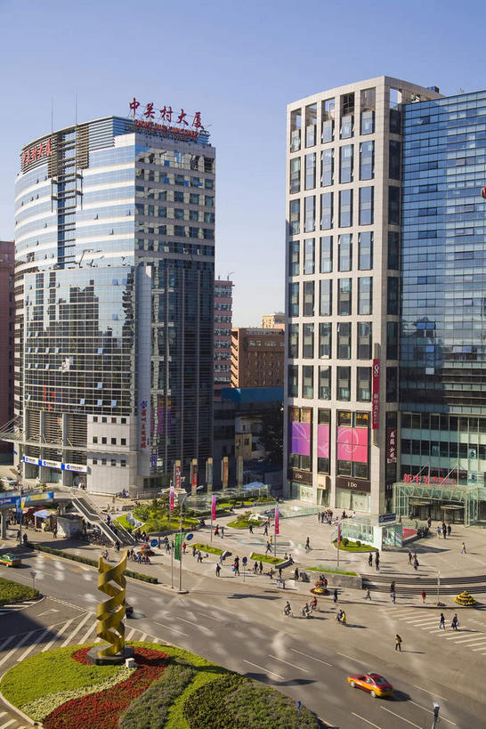 无人,高楼大厦,竖图,俯视,航拍,室外,白天,旅游,度假,植物,窗户,落地窗,标志建筑,大厦,道路,地标,建筑,路,摩天大楼,公路,北京,中国,亚洲,一排,许多,阴影,整齐,并列,并排,光线,影子,分界线,停车线,交通,首都,很多,娱乐,建设,玻璃窗,树,树木,排列,蓝色,绿色,蓝天,天空,阳光,自然,天,享受,休闲,旅游胜地,放松,生长,晴朗,成长,车行道,车行道分界线,鸟瞰,队列,标线,平行,玻璃幕墙,东亚,车行线,海淀区,中关村,万里无云,中华人民共和国,北京市,京,北平,华北地区,晴空,晴空万里,马路,彩图,高角度拍摄,大楼,高层建筑,高楼,摩天楼,中关村大街,中关村大厦