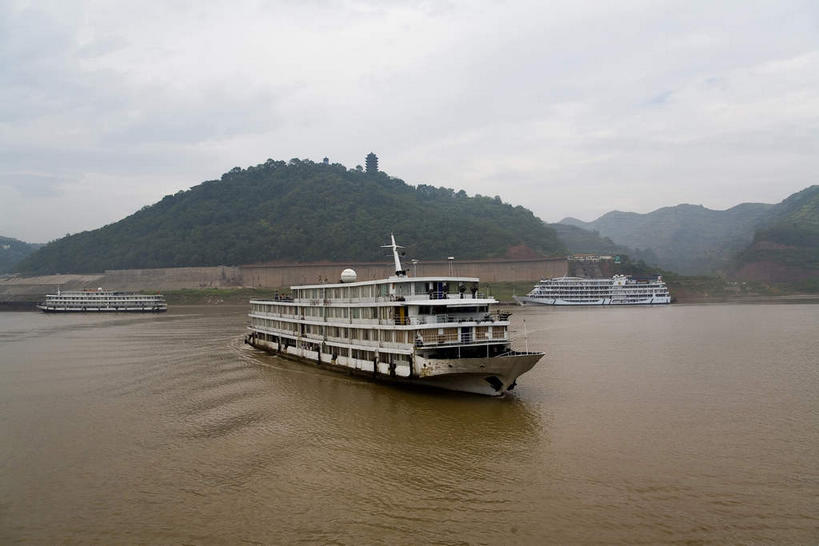 无人,横图,室外,白天,正面,旅游,度假,河流,石头,美景,山,山脉,水,峡谷,植物,轮船,船,长江三峡,重庆,中国,亚洲,一艘,波纹,飞溅,溅,石子,液体,河水,景观,山峰,水滴,水流,乌云,云,阴天,云朵,山谷,山峦,云彩,娱乐,水珠,树,树木,绿色,水纹,天空,自然,船尾波,交通工具,波浪,群山,天,享受,休闲,景色,放松,生长,成长,昏暗,阴沉,岩层,喷洒,自然风光,载具,东亚,湖北,湖北省,中华人民共和国,西南地区,重庆市,渝,奉节县,巫山县,华中地区,鄂,宜昌,宜昌市,恩施,恩施州,恩施土家族苗族自治州,巴东县,石块,岩石,彩图,白帝城,南津关,秭归,秭归县