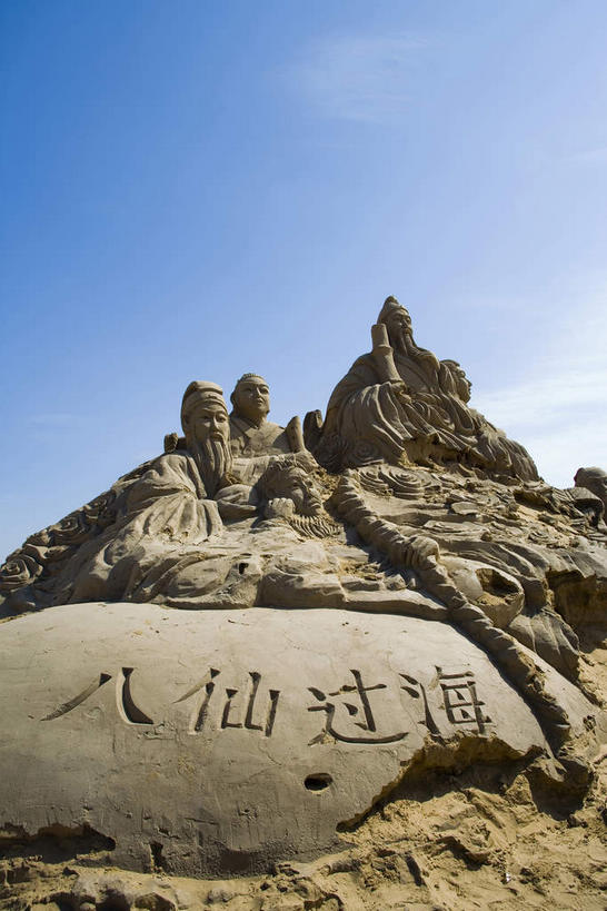 东方人,无人,三个人,坐,竖图,室外,白天,仰视,民族服装,旅游,度假,建材,标志建筑,地标,建筑,帽子,雕塑,中国,亚洲,握,阴影,服装,神话,艺术,装饰,光线,标志,材料,雕刻,雕像,黄沙,沙子,文字,影子,字符,沙,云,云朵,拿,云彩,拿着,注视,黄种人,文化,娱乐,标识,建设,衣服,蓝色,白云,蓝天,天空,阳光,工艺品,天,观察,看,享受,休闲,汉字,旅游胜地,放松,握着,建造,服饰,晴朗,观看,纪念,砂,矿产,美术,神仙,察看,沙雕,衣着,穿着,关注,中文,主题,传说,故事,陈列,东亚,宁夏,中华人民共和国,功能,美学,国文,华文,八仙过海,仙人,西北地区,宁夏回族自治区,宁,石嘴山,石嘴山市,衣饰,神话故事,各显神通,中国神话,男人,男性,中年男性,亚洲人,晴空,坐着,彩图,低角度拍摄,全身,传统服装,民俗服,沙湖,沙湖生态旅游区,平罗,平罗县