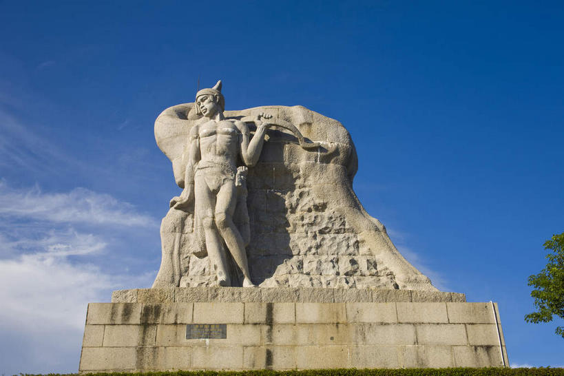 东方人,一个人,无人,公园,站,横图,室外,白天,仰视,度假,美景,植物,城市风光,城市,哺乳动物,鹿,野生动物,雕塑,三亚,中国,亚洲,仅一个男性,仅一个人,一头,握,阴影,服装,艺术,装饰,光线,雕刻,雕像,影子,景观,云,云朵,拿,云彩,拿着,扭头,注视,黄种人,娱乐,树,树木,海南,仅一个年轻男性,衣服,蓝色,绿色,白云,蓝天,天空,阳光,自然,动物,工艺品,天,观察,看,靠,靠着,倚靠,站着,转头,享受,休闲,景色,放松,可爱,搭,握着,服饰,海南省,活泼,生长,晴朗,成长,观看,纪念,美术,察看,倚着,衣着,穿着,搭着,关注,主题,陈列,东亚,三亚市,中华人民共和国,华南地区,功能,美学,琼,衣饰,男人,男性,年轻男性,亚洲人,晴空,站立,彩图,低角度拍摄,全身,鹿回头半岛,鹿回头公园,鹿回头山顶公园