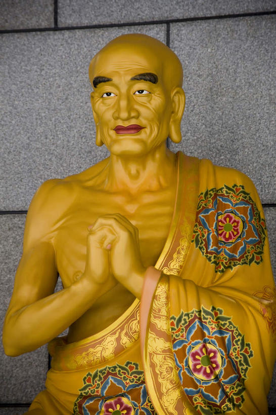 东方人,秃头,一个人,无人,和尚,笑,微笑,竖图,室内,白天,正面,雕塑,亚洲,仅一个男性,仅一个人,仅一个中年男性,艺术,装饰,纹路,雕刻,雕像,纹理,墙,祝福,注视,黄种人,墙壁,墙面,一个,工艺品,观察,看,手势,金色,恭喜,单个,观看,纪念,礼节,华丽,修饰,美术,点缀,察看,关注,祝贺,主题,礼仪,陈列,祝愿,作揖,袈裟,拱手,肌理,功能,美学,衬托,美观,雅致,雅观,尊敬,恭敬,寒暄,恭贺,同喜,法衣,男人,男性,中年男性,亚洲人,光头,无发,比丘,高僧,僧,僧侣,僧人,沙弥,修行僧,半身,彩图,加沙,迦逻沙曳,迦沙,袈裟野,莲服,打手势,僧衣