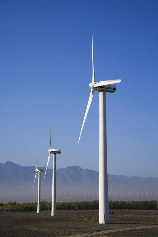 无人,工厂,竖图,室外,白天,仰视,旅游,度假,农业,风能,技术,风力发电机,草地,草坪,美景,山,山脉,植物,风车,中国,亚洲,一排,阴影,环保,整齐,电力,光线,科学,影子,景观,山峰,山峦,娱乐,设备,草,树,树木,排列,三个,蓝色,绿色,白色,蓝天,天空,阳光,自然,群山,天,享受,休闲,发电,机械,发电厂,发电站,景色,放松,工业,生长,能源,晴朗,成长,回收,资源,风力机,队列,自然风光,能量,利用,低碳,东亚,循环,乌鲁木齐,新疆,万里无云,首府,中华人民共和国,乌鲁木齐市,新疆维吾尔自治区,西北地区,持续,风力发电,风力涡轮机,晴空,晴空万里,彩图,低角度拍摄,制造厂,生产工厂,新,风电厂,风力发电厂,达坂城,达坂城区