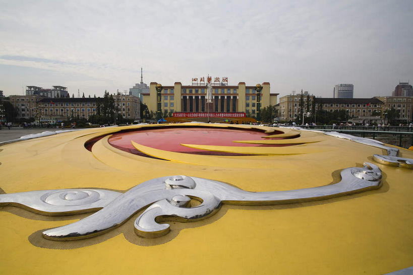 无人,家,横图,俯视,室外,白天,度假,技术,美景,树林,植物,窗户,城市风光,城市,道路,路,指示牌,公路,雕塑,中国,亚洲,一排,许多,吊挂,悬挂,研究,艺术,整齐,装饰,科学,标志,雕刻,雕像,房屋,墙,屋子,景观,乌云,云,阴天,云朵,横幅,银色,交通,很多,教育,挂,云彩,娱乐,标识,楼房,玻璃窗,墙壁,墙面,住宅,树,树木,排列,黄色,红色,绿色,天空,自然,工艺品,天,享受,休闲,景色,放松,四川省,生长,成长,纪念,展览,美术,昏暗,阴沉,队列,欣赏,科技馆,主题,陈列,东亚,四川,成都,成都市,中华人民共和国,省会,西南地区,功能,美学,川,马路,彩图,高角度拍摄,房子,锦江区,科学技术馆,四川科技馆,天府广场