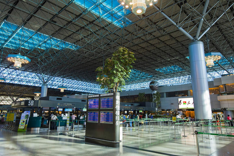 栏杆,站,横图,室内,白天,仰视,度假,美景,植物,天花板,城市风光,城市,指示牌,台湾,中国,亚洲,乘客,阴影,服装,光线,标志,瓷砖,地砖,路标,影子,柱子,墙,景观,围栏,灯光,地面,许多人,注视,休闲装,娱乐,标识,候机厅,护栏,路牌,墙壁,墙面,树,树木,衣服,绿色,自然,观察,看,站着,一群人,享受,休闲,休闲服,景色,放松,服饰,生长,成长,观看,察看,关注,候机室,东亚,桃园县,港澳台,中华人民共和国,台湾省,待机室,男人,男性,年轻男性,年轻女性,女人,女性,站立,半身,彩图,低角度拍摄,大丘园,大园乡,台湾桃园国际机场,桃园,桃园机场,中正国际机场,台